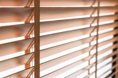 Oturma odasında penceresinde ahşap kepenkleri