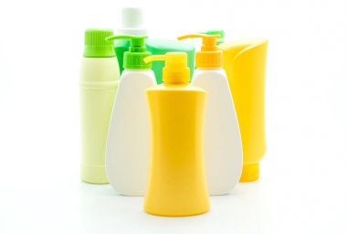 Beyaz arka plan üzerinde şampuan veya saç kremi şişe