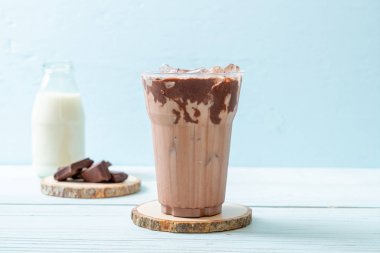 Buzlu çikolata milkshake içecek