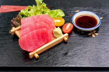 Soya soslu Taze Ton Balığı Çiğ Sashimi