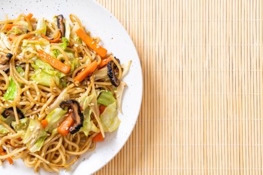 tavada kızartılmış yakisoba noodle sebzeli