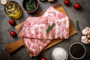 Taze çiğ domuz kaburgası. 