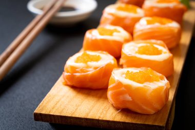 mayonez ve karides yumurta ile taze somon suşi rulo