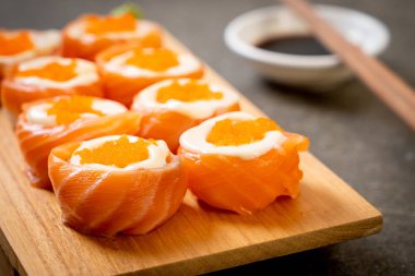 mayonez ve karides yumurta ile taze somon suşi rulo