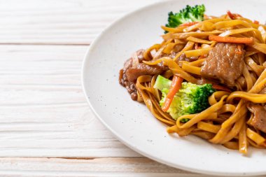 domuz ve sebze ile kızarmış erişte