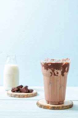 Buzlu çikolata milkshake içecek
