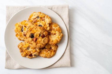 Mısır gevreği üzüm ve badem ile kurabiye