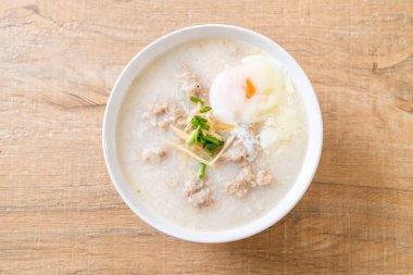 kase kıyılmış domuz eti ile pirinç çorbası 