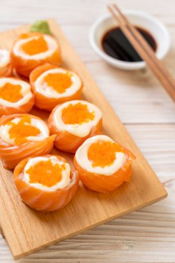 mayonez ve karides yumurta ile taze somon suşi rulo