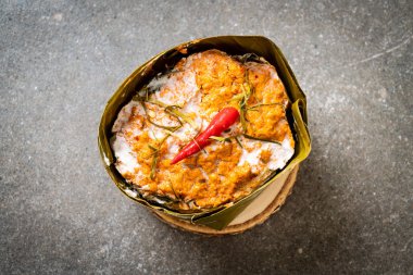 Köri ezmeli haşlanmış balık.