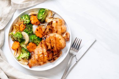 çukurunu tavuk göğsü biftek sebze ile