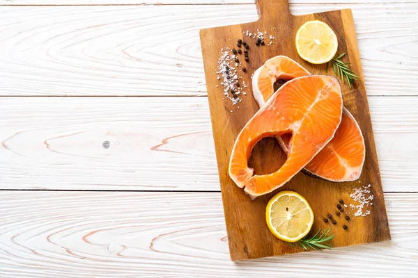 taze çiğ somon fileto biftek