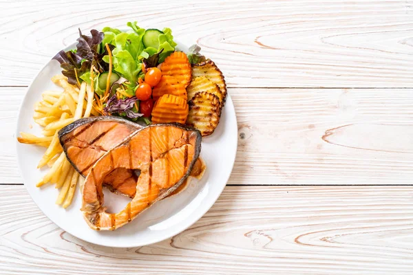 Filete de salmón a la parrilla con verduras y papas fritas —  Fotos de Stock