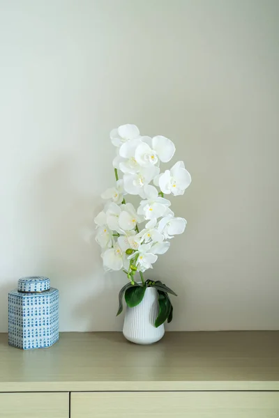 Biała orchidea w dekoracji wazon w pokoju — Zdjęcie stockowe