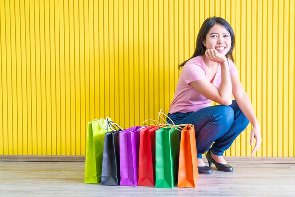 アジアの女性の持ち株ショッピング バッグ — ストック写真