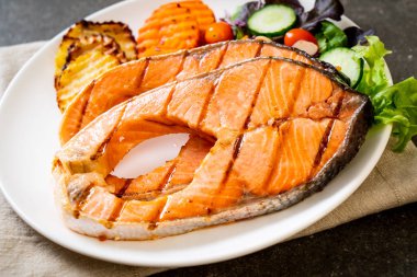 sebze ile ızgara somon biftek fileto