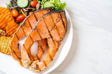 sebze ile ızgara somon biftek fileto