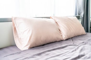 Yatakta rahat yastık 