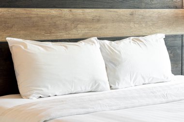 Beyaz rahat yastıklar 