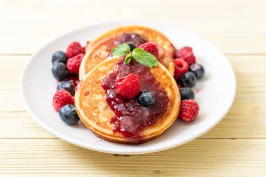 Taze ahududu ve yaban mersini ile gözleme