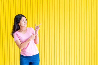sarı duvar üzerinde ayakta Genç Asyalı kadın mutluluk