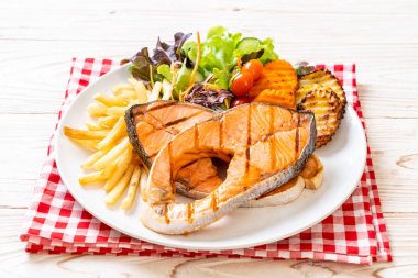 sebze ve patates kızartması ile ızgara somon biftek fileto