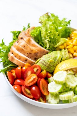 Tavuk göğsü ile sağlıklı salata kasesi 