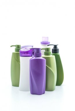 Beyaz arka plan üzerinde şampuan veya saç kremi şişe