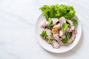 Haşlanmış balık dip sos ile