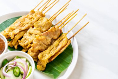 Domuz Satay-ızgara domuz fıstığı sosu veya tatlı ile servis ve 