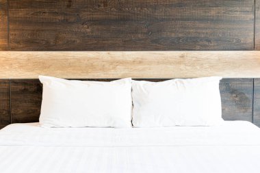 Beyaz rahat yastıklar 