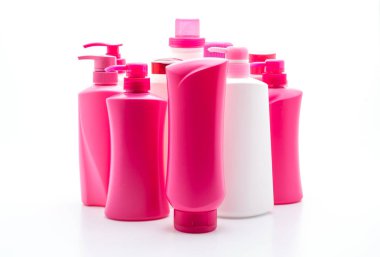 Beyaz arka plan üzerinde şampuan veya saç kremi şişe