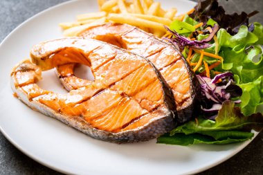 patates kızartması ile ızgara somon biftek fileto