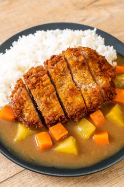 Çıtır çıtır kızarmış domuz pirzola köri ve pilav ile 