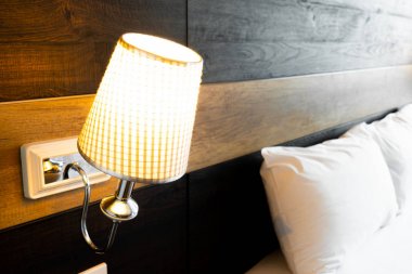 Yatak odasında parlayan lamba 