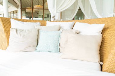 veranda sandalyesinde rahat yastık