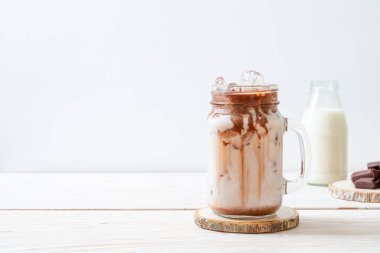 Buzlu çikolata milkshake içecek