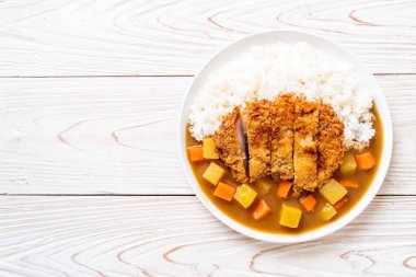 Çıtır çıtır kızarmış domuz pirzola köri ve pilav ile 