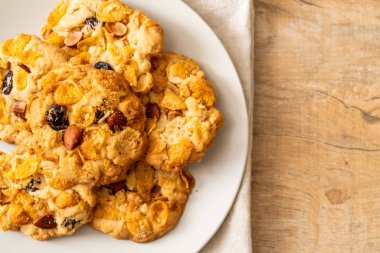 Mısır gevreği üzüm ve badem ile kurabiye