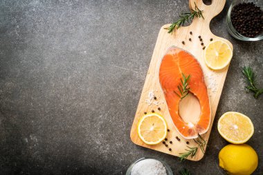 taze çiğ somon fileto biftek