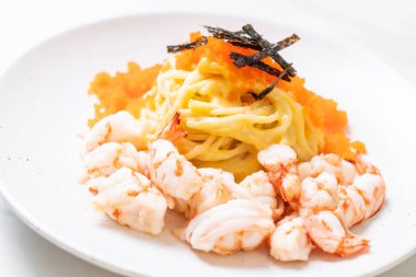 karidesler ve karides yumurtası ile spagetti kremsi