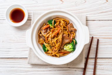 domuz ve sebze ile kızarmış erişte