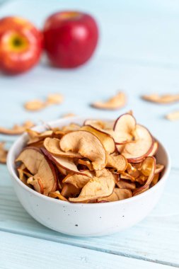 Ev yapımı kurutulmuş organik elma dilimli