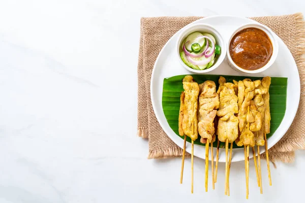 Satay sertés-grillezett sertéshússal, mogyoró mártással, vagy édes és — Stock Fotó