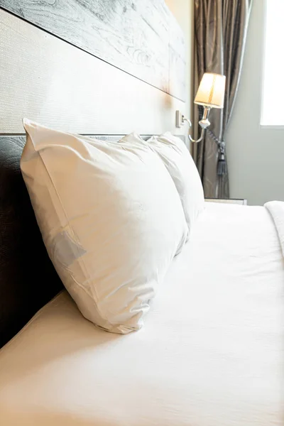 Білі зручні подушки — стокове фото