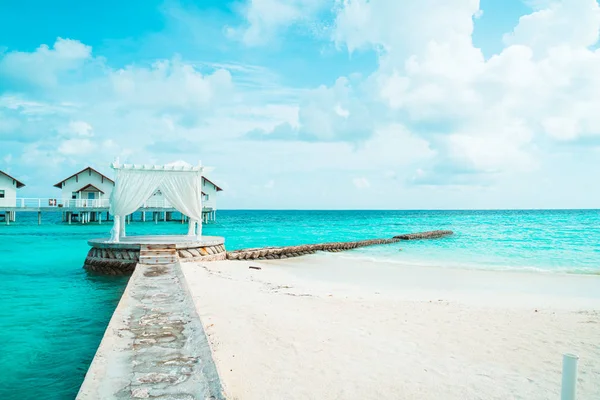 Vit båge med tropiska Maldiverna utväg och hav — Stockfoto