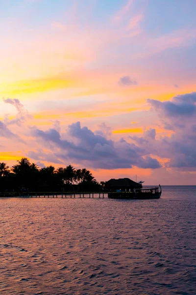 Cielo del atardecer con la isla de Maldivas — Foto de Stock