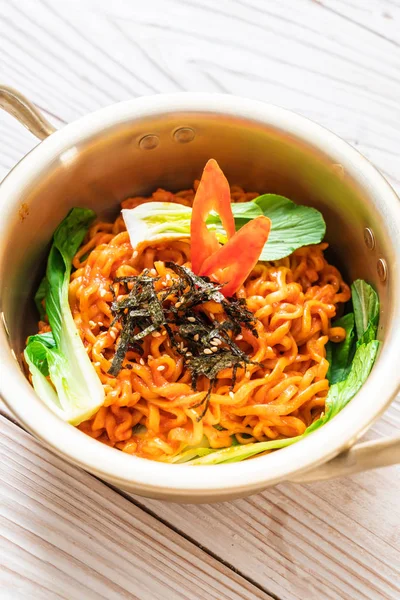 野菜とキムチと韓国のインスタント ラーメン — ストック写真