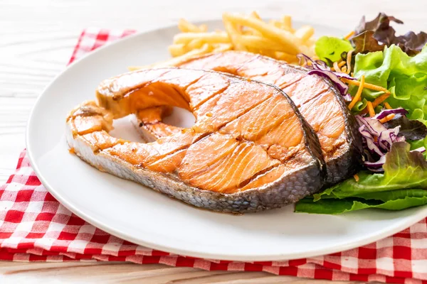 Filetto di bistecca di salmone alla griglia con patatine fritte — Foto Stock