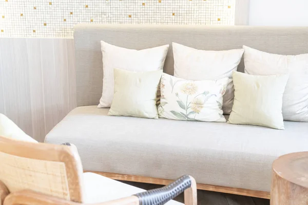 Almohada en la decoración de sofá y silla en la sala de estar — Foto de Stock